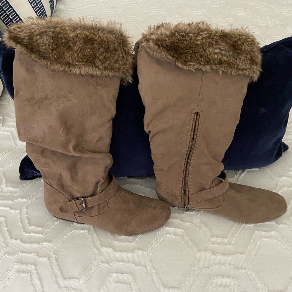 Women’s brown boots with fur in good condition